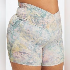 Fabletics High Waisted Pure Luxe Crossover 6” Short